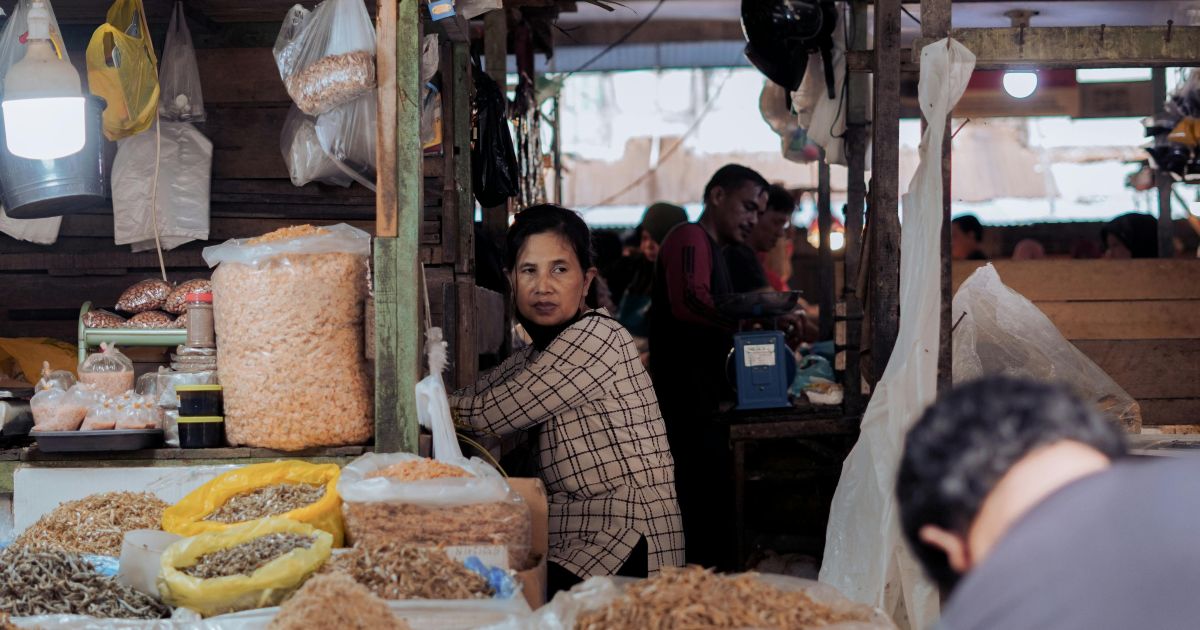 Bupati Ini Paksa ASN Belanja Produk Lokal di Pasar Rakyat, Ini Alasannya!