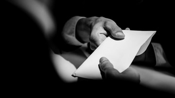 Ilustrasi. Dalam sidang etik terungkap dari 13 kali upeti bandar, Kasat dan Kanit Narkoba Toraja Utara AKP Arifandi Efendi dan Aiptu Nasrullah total terima Rp132 juta. (iStock/Atstock Productions)