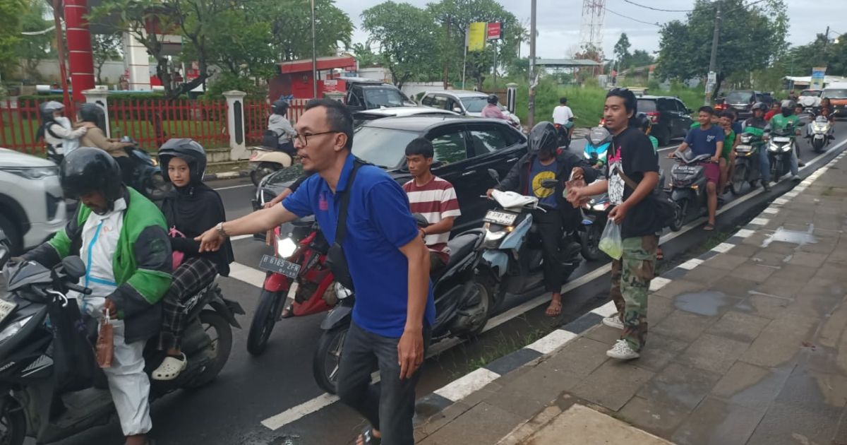 SMSI Tangsel Konsisten Berbagi di Bulan Ramadan, 100 Paket Takjil Dibagikan di Depan Balaikota.