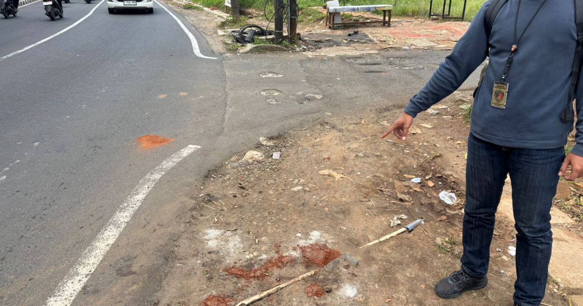 Anggota Polsek Ciputat Timur menunjukkan titik lokasi korban tersungkur usai ditikam preman di depan Balaikota Tangerang Selatan.