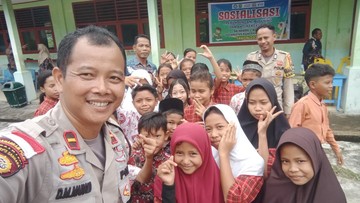 Polisi di Ujung Negeri: Ipda Dongan Sulap Pulau Terluar Riau Jadi Kelas Bahasa Inggris Dadakan