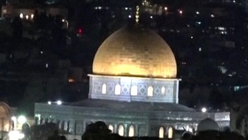 Aksi Nekat Warga Palestina Salat di Jalanan Usai Israel Tutup Paksa Masjid Al-Aqsa