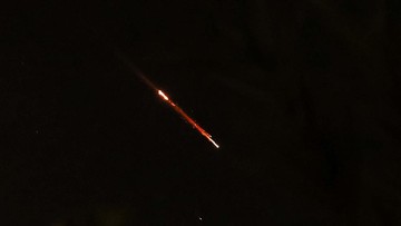 Ilustrasi serangan udara Iran ke arah pangkalan militer AS di Teluk dan Israel. (REUTERS/Amir Cohen)