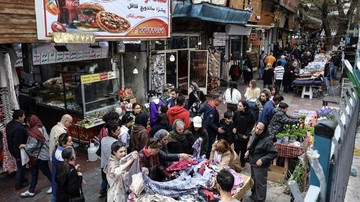 Warga Iran berbelanja di Pasar Tajrish di Teheran utara pada 19 Maret 2026, menjelang Nowruz (Noruz), Tahun Baru Persia. (AFP)