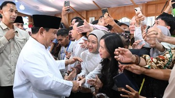 Momen Langka di Istana: Warga Berebut Kesempatan Bersalaman Langsung dengan Presiden Prabowo Saat Open House Lebaran