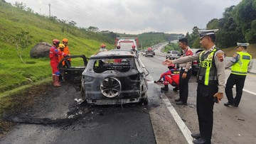 Ford EcoSport Terbakar Hebat di Tol Semarang-Solo, Perjalanan ke Surabaya Terhenti Mendadak