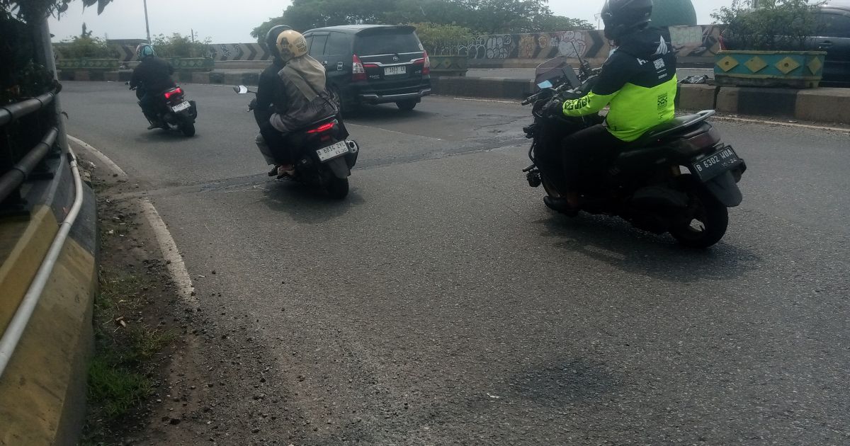 Usai Kecelakaan, BPJN Banten Langsung Tambal Sulam Lubang Jalan Flyover Ciputat