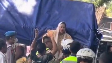 Viral! Wisatawan Nekat Terobos Penutupan Jalan di Anyer, Polda Banten Buka Suara Soal Rekayasa Lalu Lintas