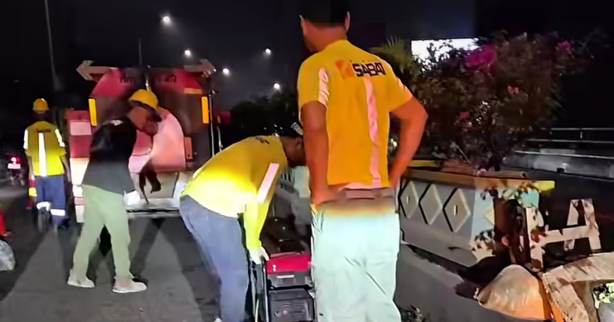 Tim Bro Ron saat memperbaiki jalan rusak di flyover Ciputat, Kota Tangerang Selatan. Foto: Screenshot akun instagram @brorondm.