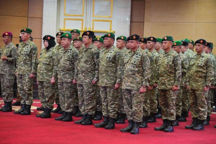 Panglima TNI Jenderal TNI Agus Subiyanto memimpin upacara serah terima jabatan (sertijab) dan kenaikan pangkat Pati TNI. Foto: Dok Puspen TNI