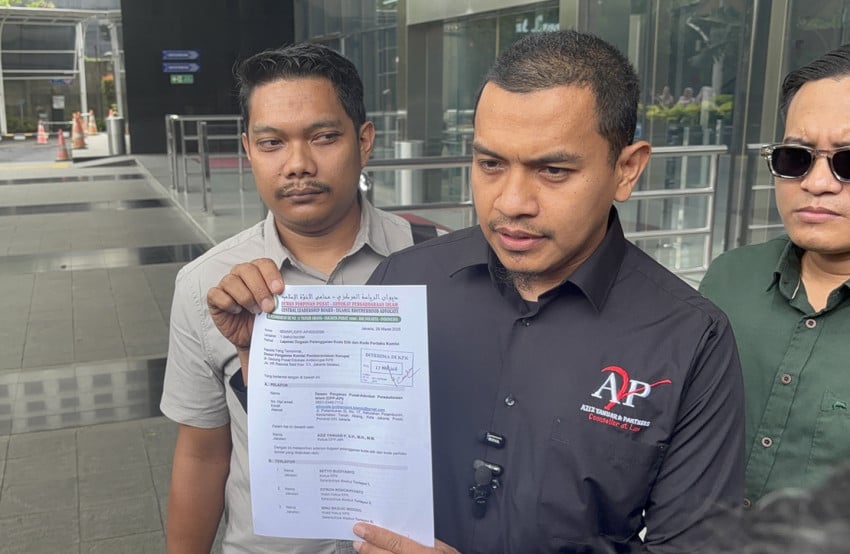 Advokat Persaudaraan Islam Aziz Yanuar melaporkan ketua, empat wakil ketua, sejumlah deputi, hingga juru bicara Komisi Pemberantasan Korupsi (KPK) ke dewan pengawas (dewas) lembaga antirasuah tersebut. Foto: Riyan Rizki Roshali
