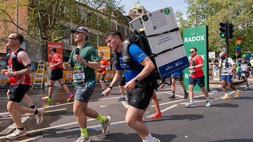 Pelari Inggris Gemparkan London Marathon 2026 dengan Aksi Maraton Sambil Menggendong Kulkas Demi Kampanye Kesehatan