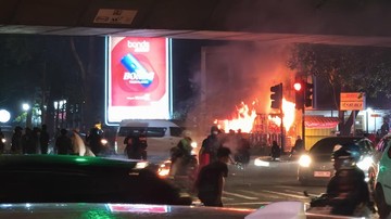 Kerusuhan May Day di Bandung: Pos Polisi Dibakar di Tengah Demo Besar Peringatan Hari Buruh