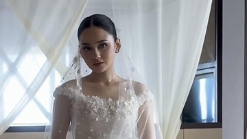 Inspirasi Resepsi Romantis Bali: Gaya Syifa Hadju dalam Balutan Gaun Sutra Berdetail Floral