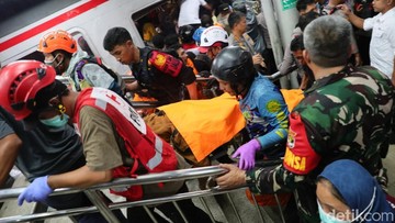 Heroisme Dokter Spesialis Bedah Turun Langsung Evakuasi Korban Kecelakaan Maut KRL dan KA di Bekasi Timur