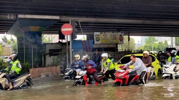 Banjir Setinggi 80 Cm Lumpuhkan Puri Kembangan, Ratusan Motor Mogok di Jakbar
