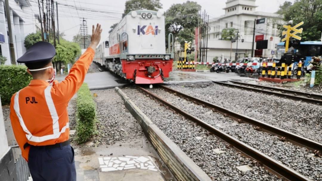 Mengurai Mitos dan Fakta: Panduan Aman Berkendara Mobil Hybrid Saat Melintasi Jalur Kereta Api