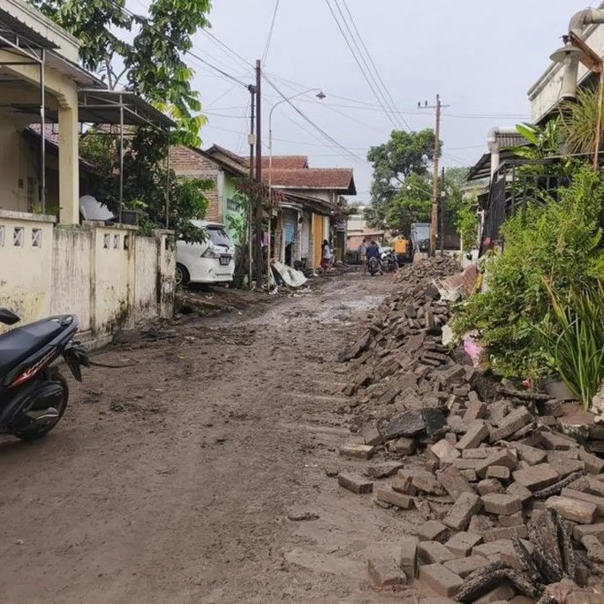 Infrastruktur Jalan Sriyatno Semarang Porak Poranda Dihantam Banjir Bandang, Akses Warga Sempat Lumpuh