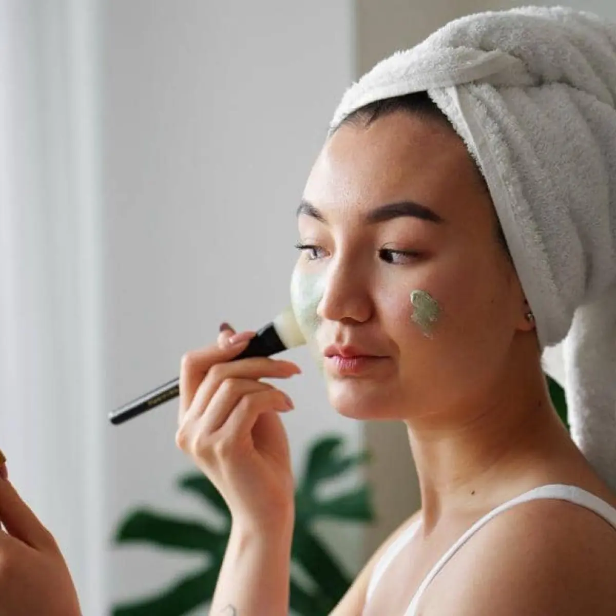 Rahasia Makeup Tahan Lama: Peran Vital Bedak Padat dalam Mengunci Warna dan Mengontrol Kilap Wajah