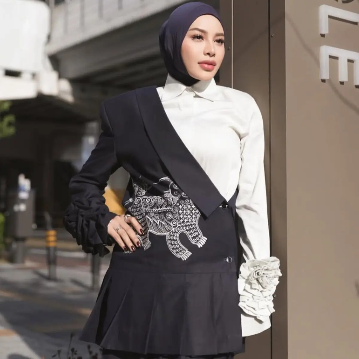 Pesona Batik Modern Pasangan Aurel Hermansyah dan Atta Halilintar Curi Perhatian di Korea Selatan