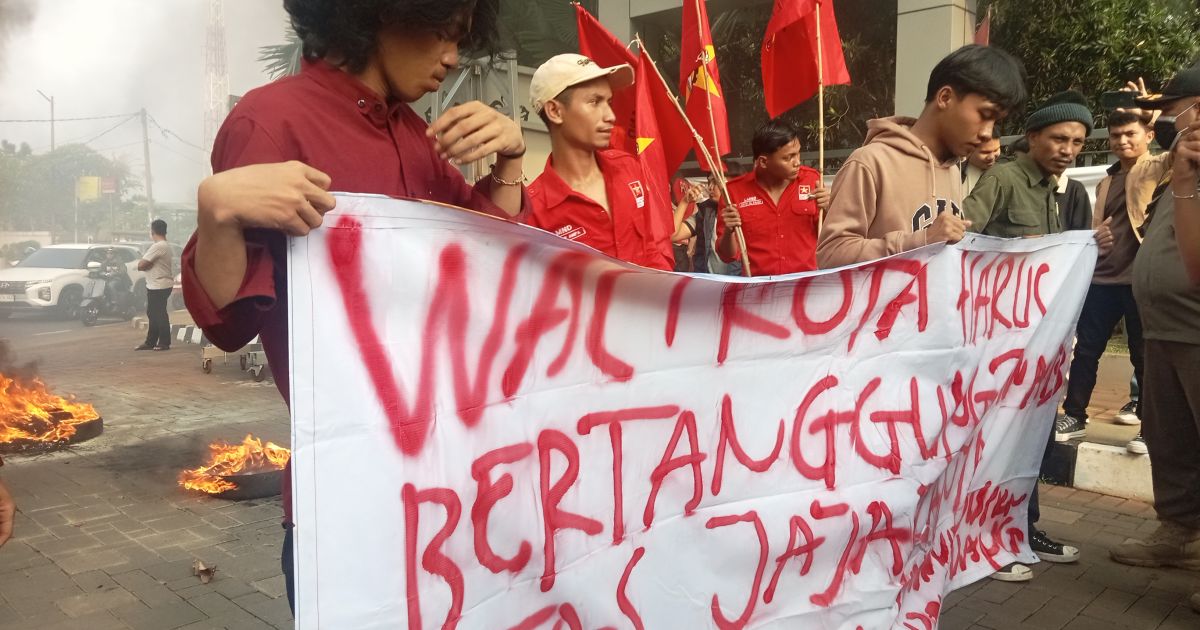 Aliansi Pergerakan Pemuda Nasional bersama LMND Kota Tangsel menggelar aksi di Balai Kota Tangerang Selatan.
