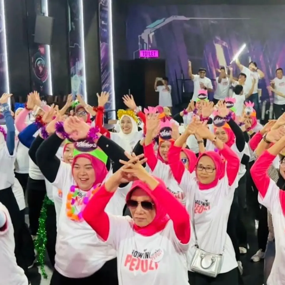 Holywings Peduli Fasilitasi Kesehatan Lansia Jakarta Selatan Melalui Senam Ergonomik Massal