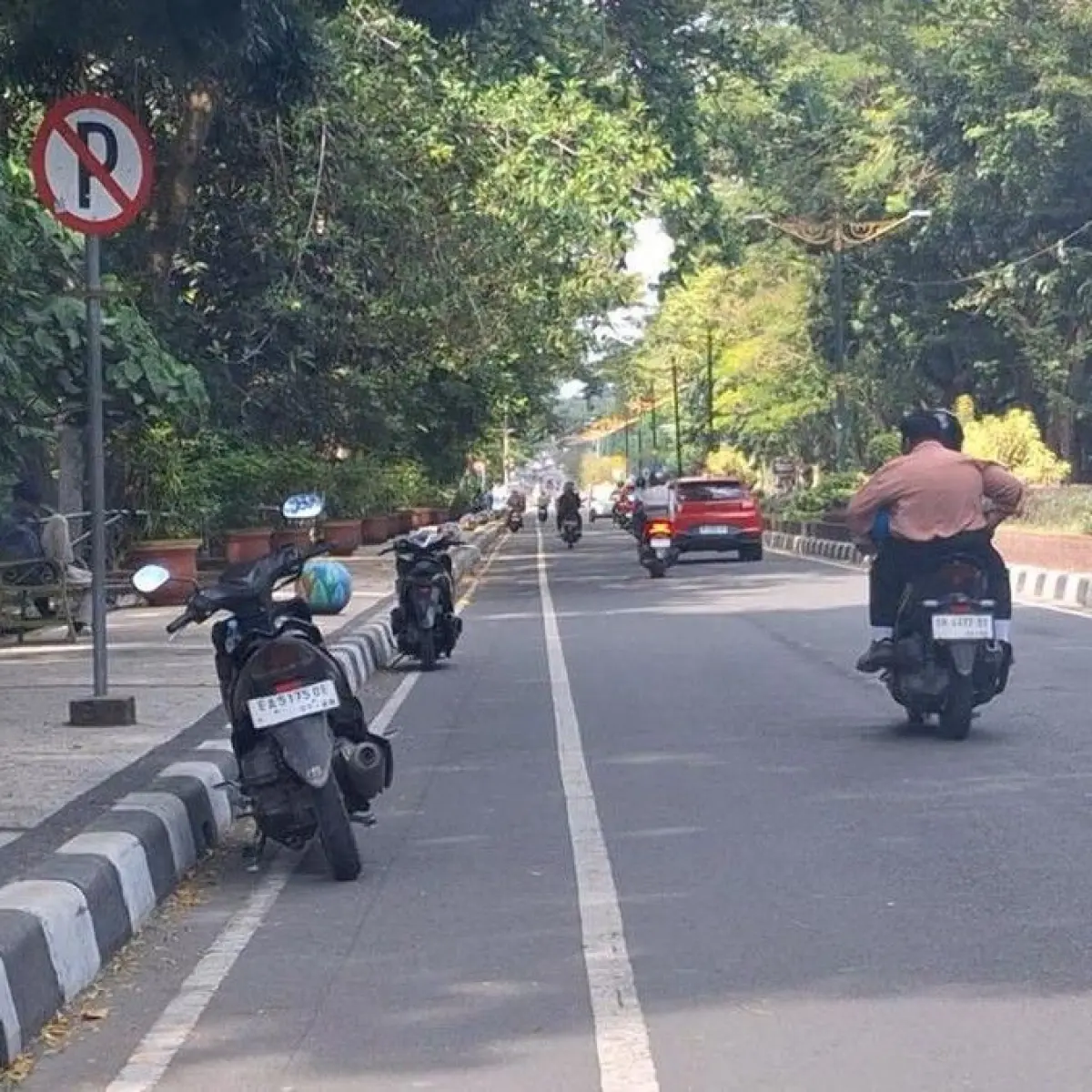Dishub Mataram Tegas: Kendaraan Parkir Liar di Jalur Sepeda Udayana Akan Digembok