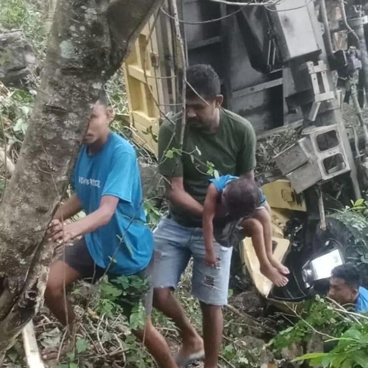 Tragedi di Jalur Maut NTT: Dump Truk Terguling di Kupang, Dua Penumpang Tewas Seketika