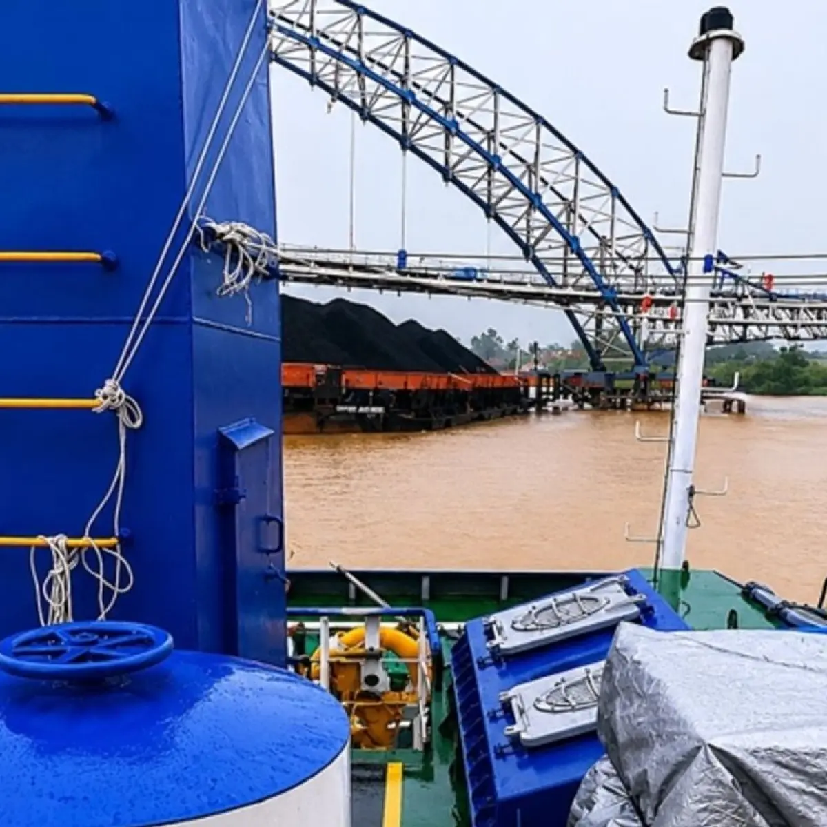Gangguan Mesin Diduga Penyebab Tongkang Batubara Seruduk Pelindung Jembatan Muara Sabak Jambi