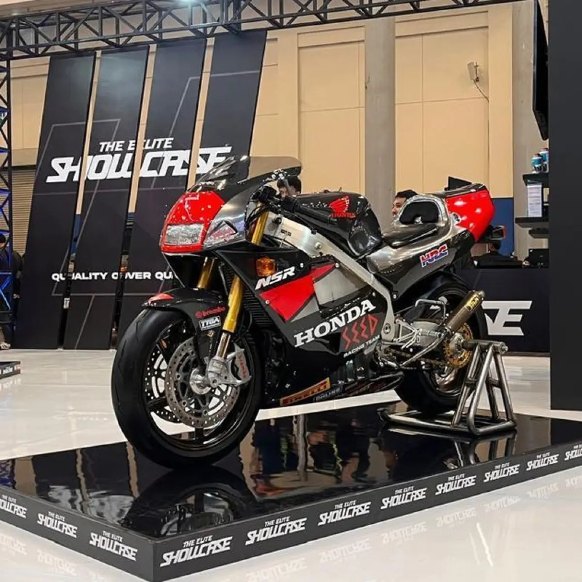 Restomod Honda NSR250 MC28 Juara Pameran: Rahasia Sentuhan Karbon Premium dari Riswan Rusdiansyah