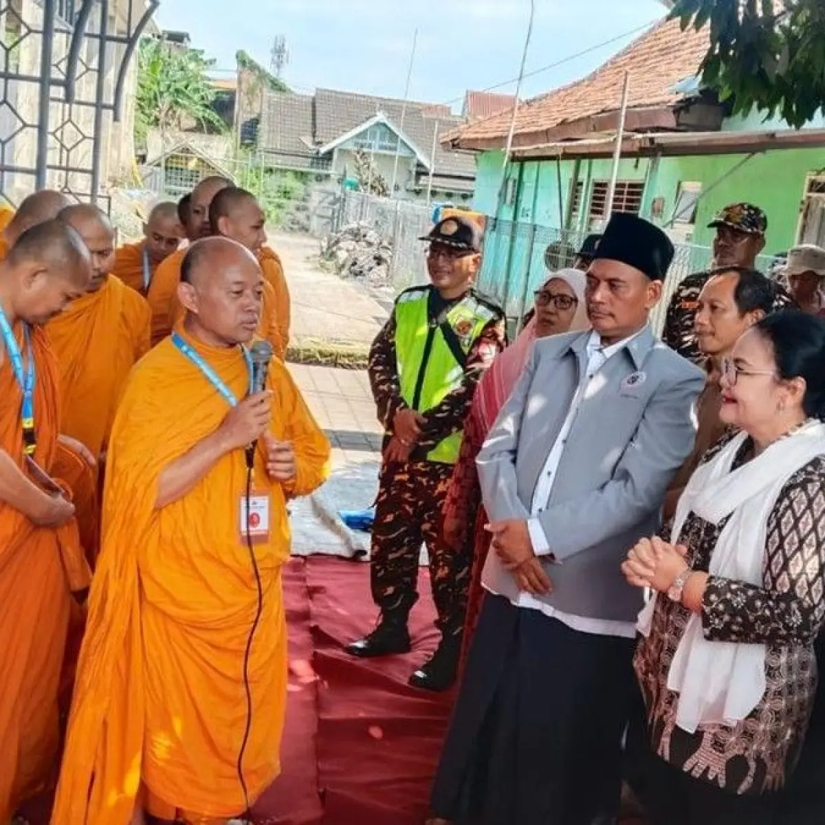 Momen Harmonis: Wali Kota Semarang Sambut Biksu Thudong Lintas Negara di Masjid Al Falah