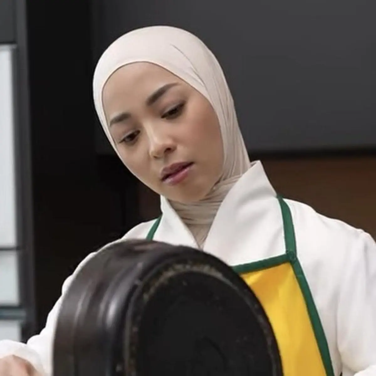 Gaya Santai Nikita Willy Saat di Dapur Jadi Pusat Perhatian Publik Gara-Gara Busana dan Aksesori Mewah