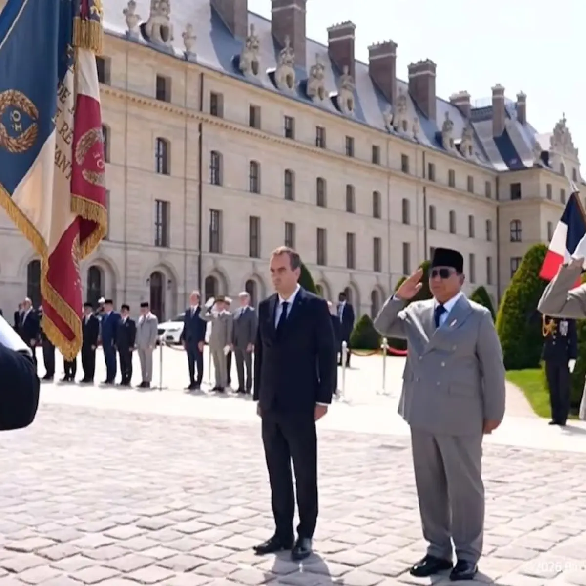 Penguatan Diplomasi Strategis: Prabowo Subianto Disambut Langsung oleh Emmanuel Macron di Paris