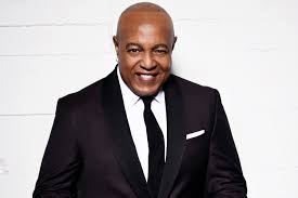 Bintang R&B Peabo Bryson Dilarikan ke Rumah Sakit Pasca Insiden Kesehatan Mendadak