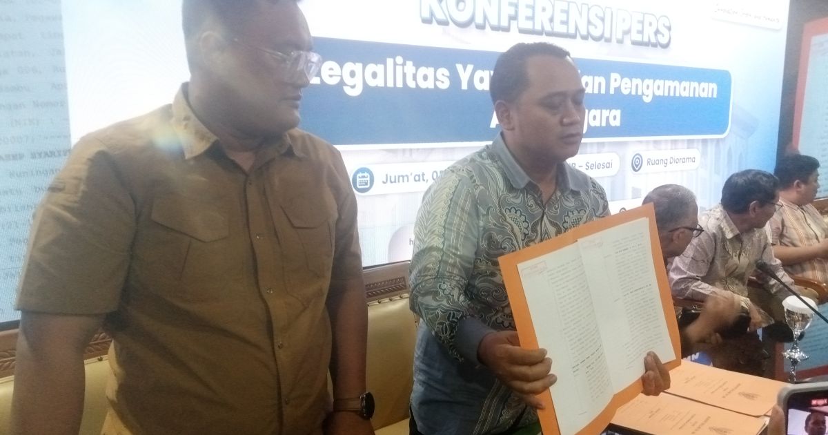 Tim Kuasa Hukum UIN Syarief Hidayatullah Jakarta ketika menunjukkan legalitas profil baru yayasan kepada awak media.