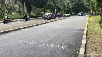 Kejutan di Lenteng Agung: Aspal Baru Munculkan Penanda Batas Wilayah Depok di Jakarta Selatan