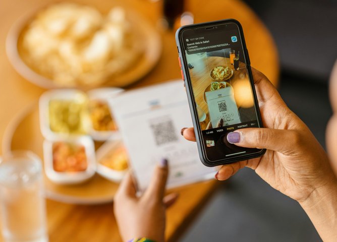 Mitos atau Fakta? Membongkar Klaim Bahaya Saldo Ludes Hanya dengan Scan QR Menu Restoran