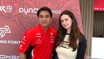 Eksperimen Edukasi Dini: Billy Syahputra dan Vika Kolesnaya Komitmen Ajarkan Anak Bilingual Sejak Bayi
