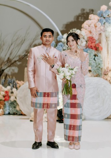 Momen Sakral Lamaran Asnawi Mangkualam dan Yuriska Patricia dalam Balutan Busana Adat Bugis Modern