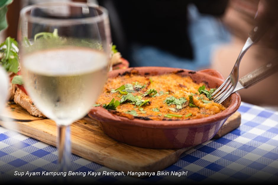 Sup Ayam Kampung Bening Kaya Rempah, Hangatnya Bikin Nagih!