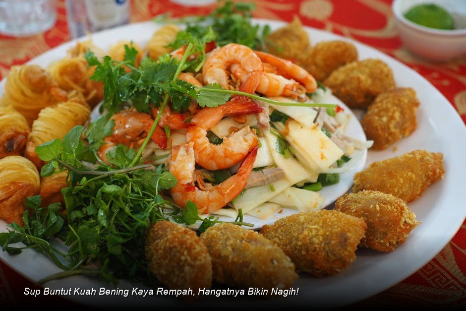 Sup Buntut Kuah Bening Kaya Rempah, Hangatnya Bikin Nagih!